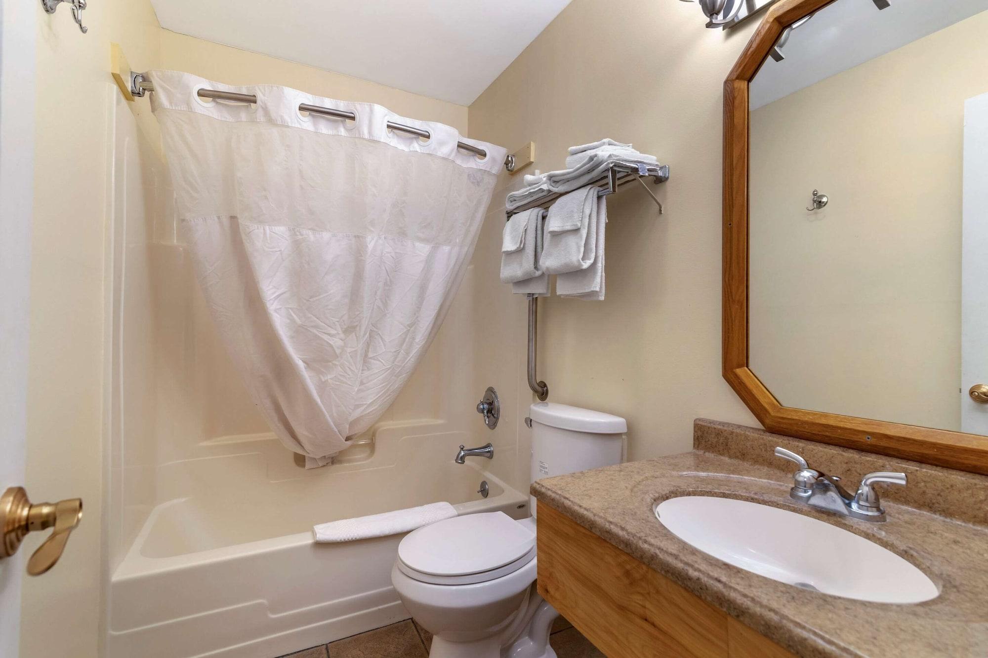 Rodeway Inn Lake George Outlets Dış mekan fotoğraf